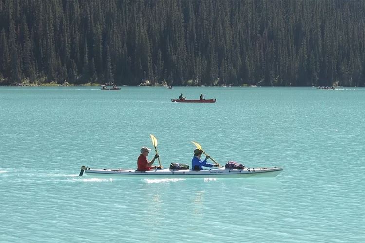 Canada Alberta: Banff NP, Lake Louise to Lake Agnes, Return from trail to Lake Louise, Walkopedia